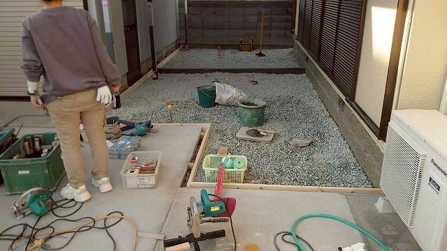 加古川市　カーポート床に型枠を組み砂利を敷く作業